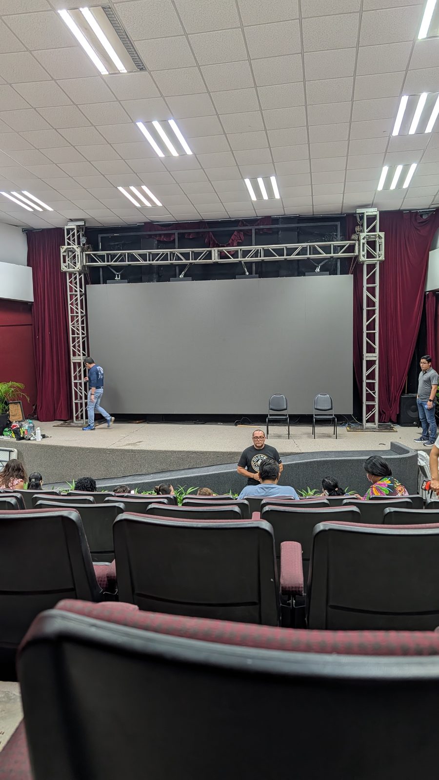 Estructura de truss montada en auditorio