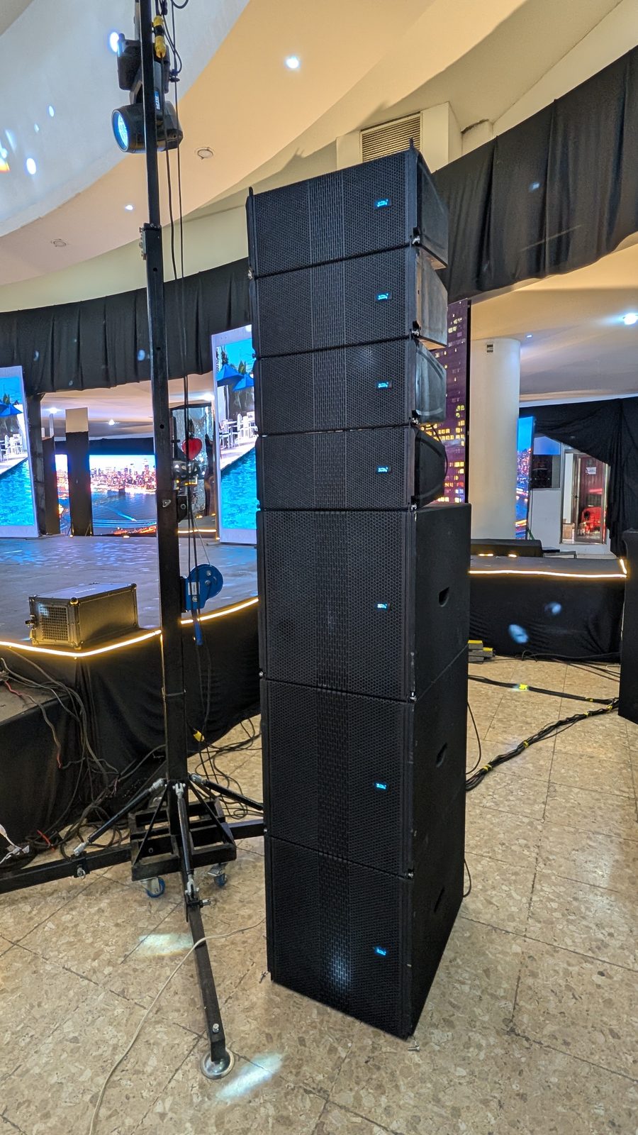 Sistema de audio line array montado en salón de eventos