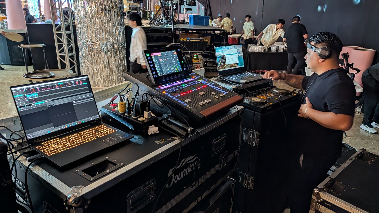 Cabina de audio con consola digital y equipo de DJ durante un evento