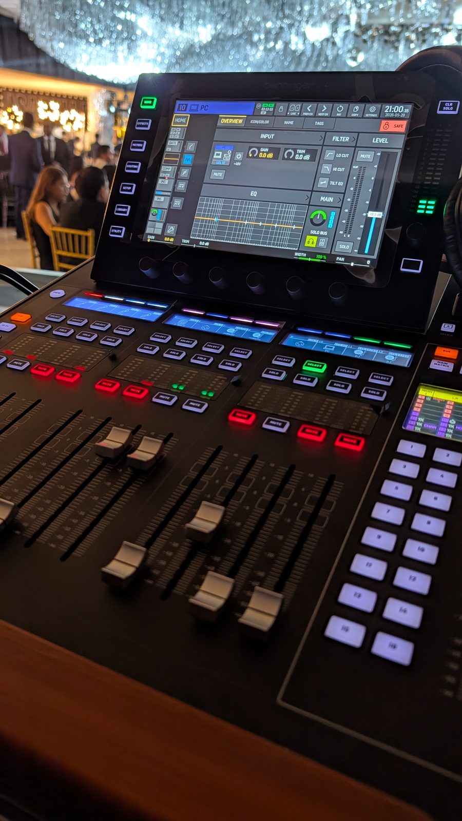 Consola digital de audio en operación durante un evento